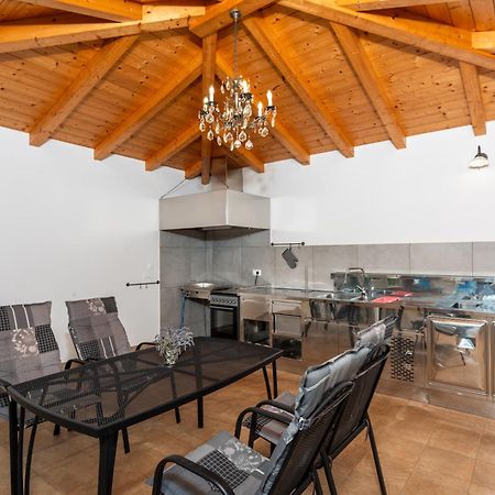 Villa Buroli With Pool, Sauna And Jacuzzi Eksteriør billede