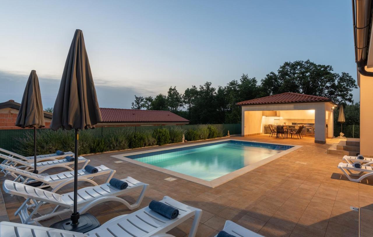 Villa Buroli With Pool, Sauna And Jacuzzi Eksteriør billede